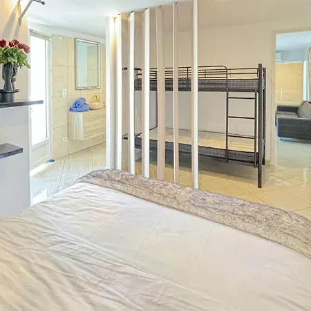1 Bedroom Nice In Saint-raphael Saint-Raphaël